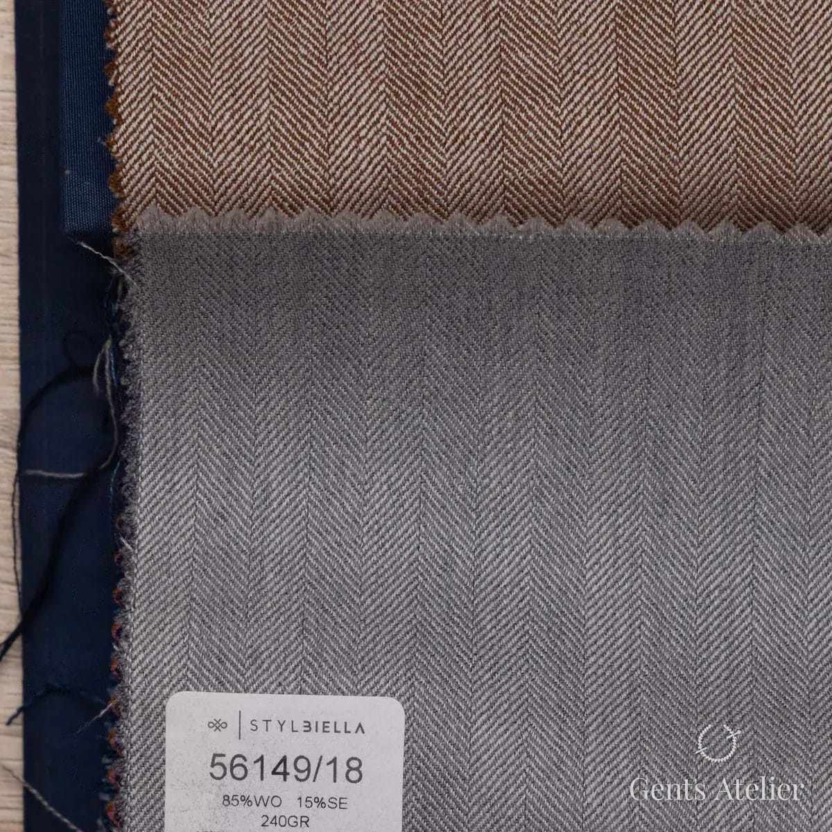 Образец ткани Stylbiella 56149/18 с этикеткой, серый