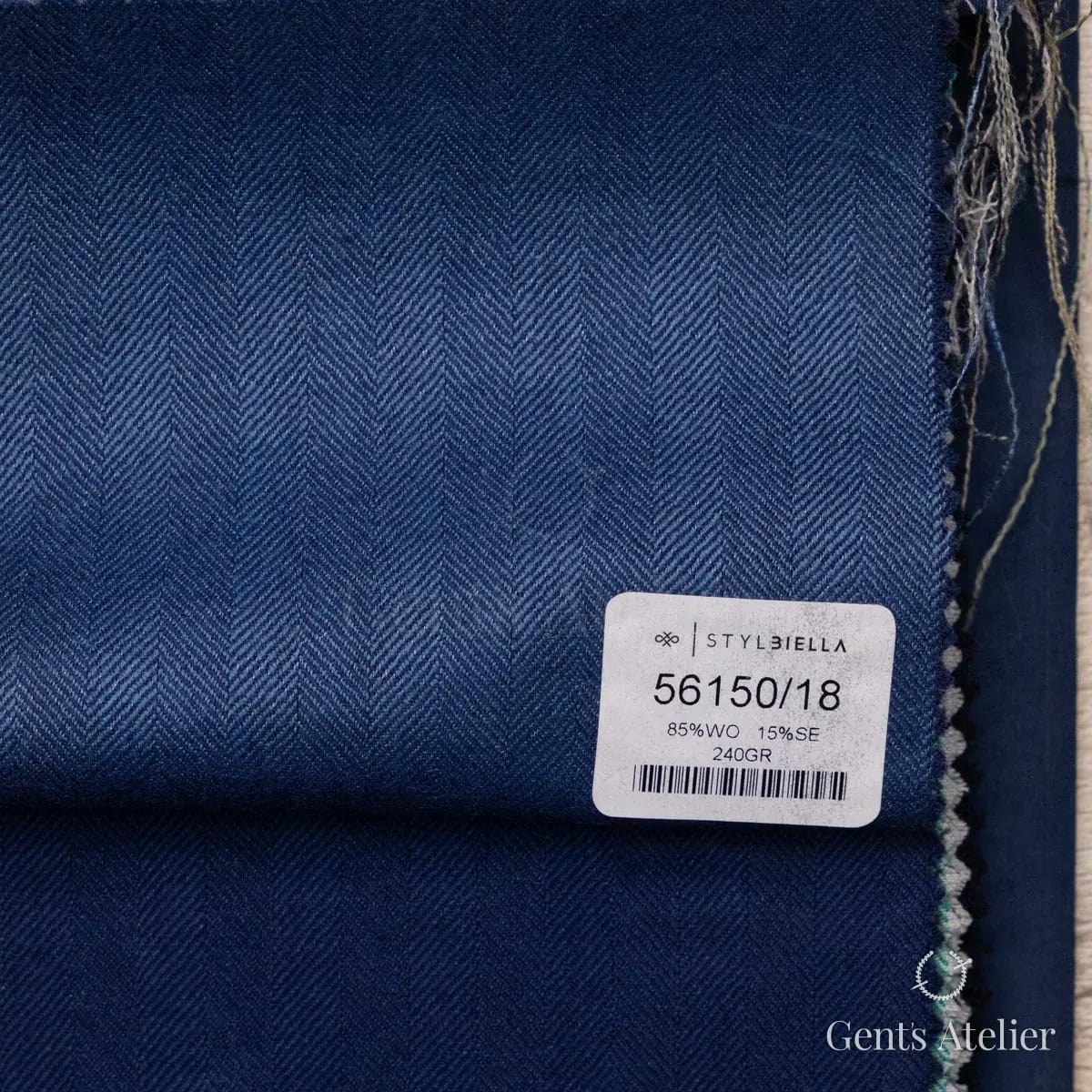 Образец ткани Stylbiella 56150/18 с этикеткой, тёмно-синий