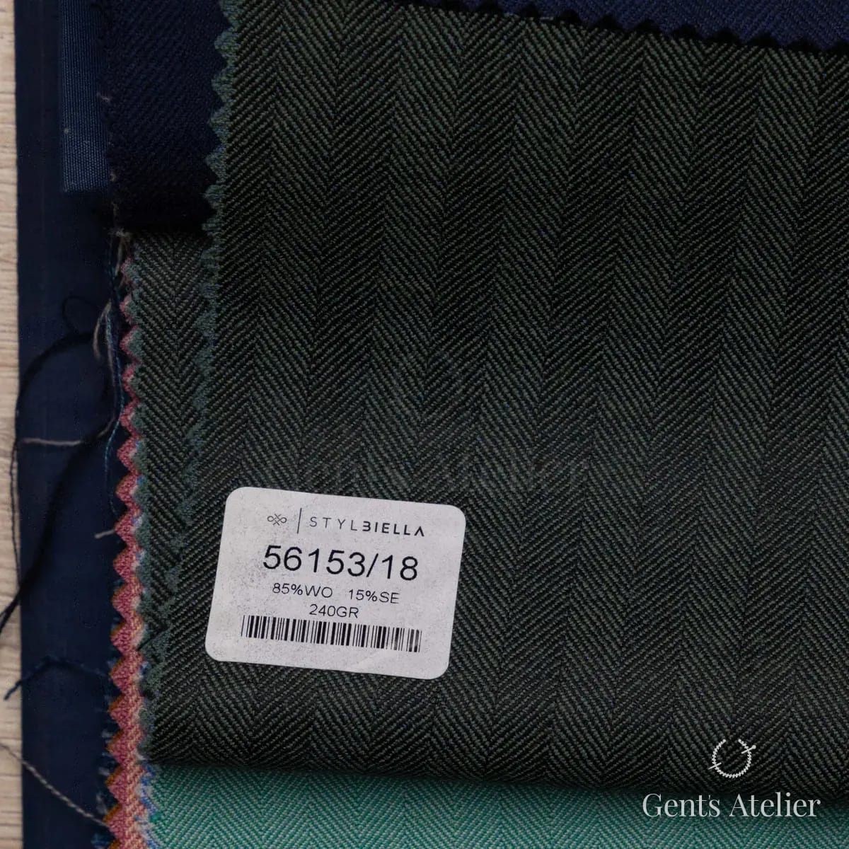Образец ткани Stylbiella 56153/18 с этикеткой, тёмно-зелёный