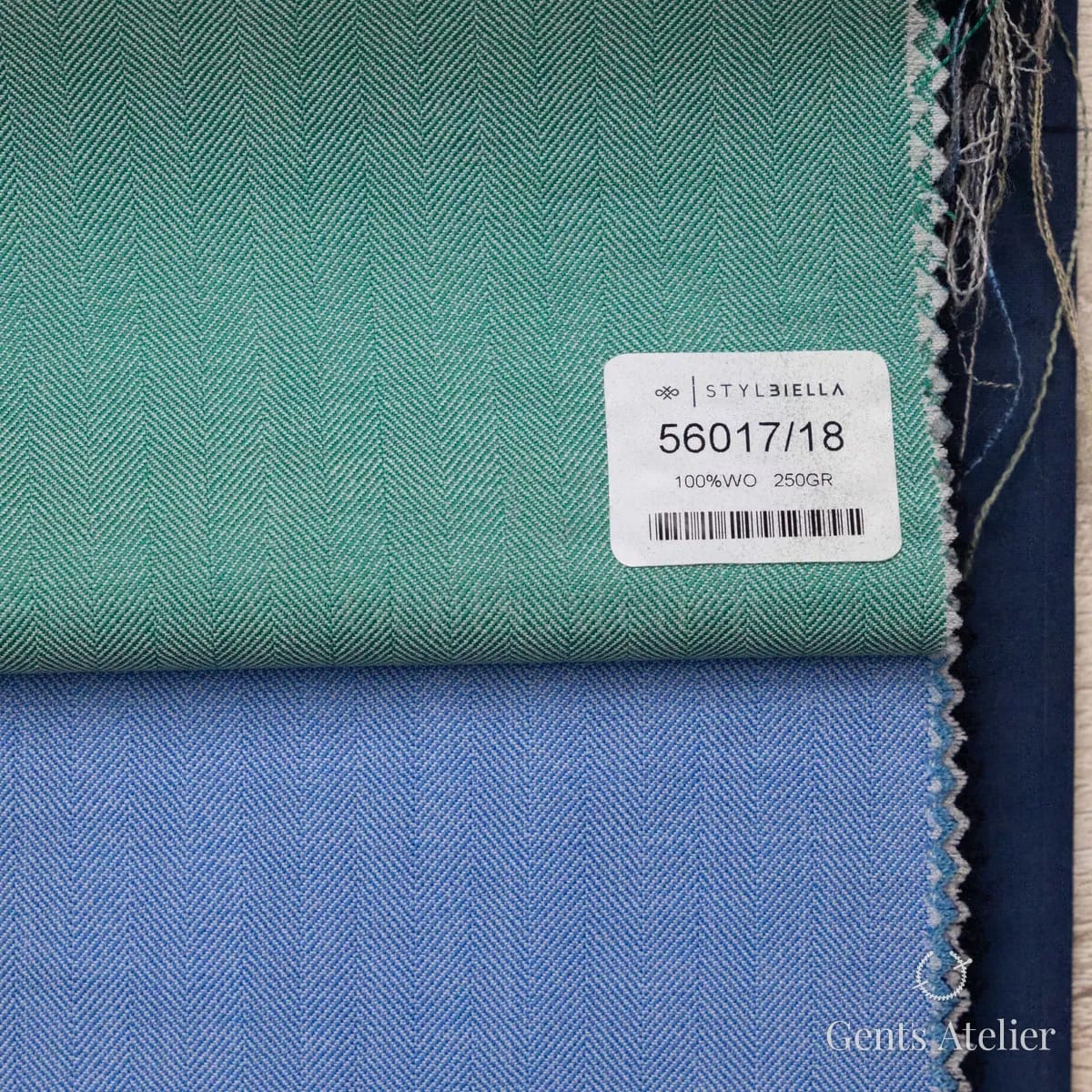 Образец ткани Stylbiella 56017/18 с этикеткой, зелёный
