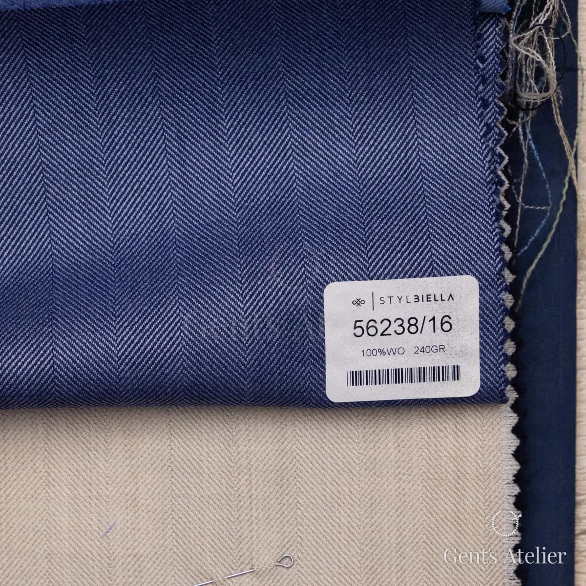 Образец ткани Stylbiella 56238/16 с этикеткой, тёмно-синий