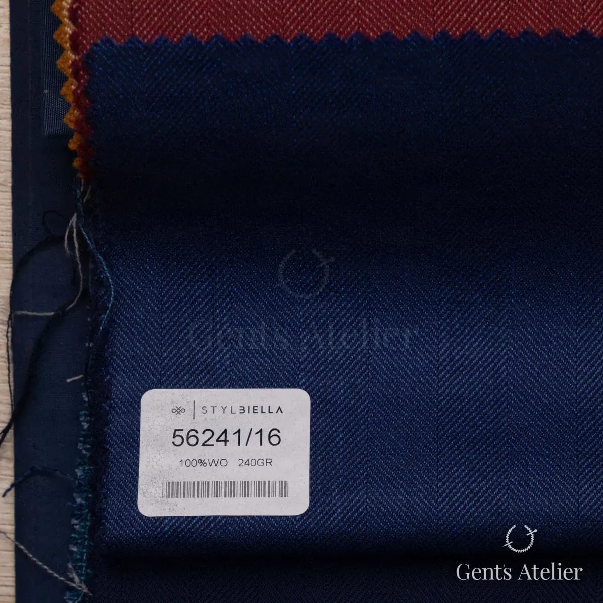 Образец ткани Stylbiella 56241/16 с этикеткой, тёмно-синий
