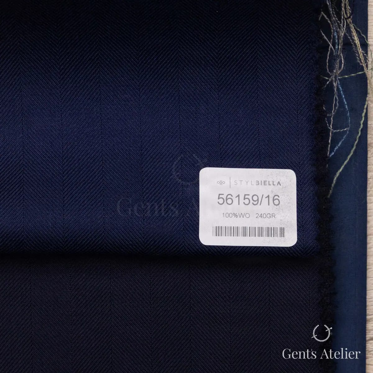 Образец ткани Stylbiella 56159/16 с этикеткой, тёмно-синий