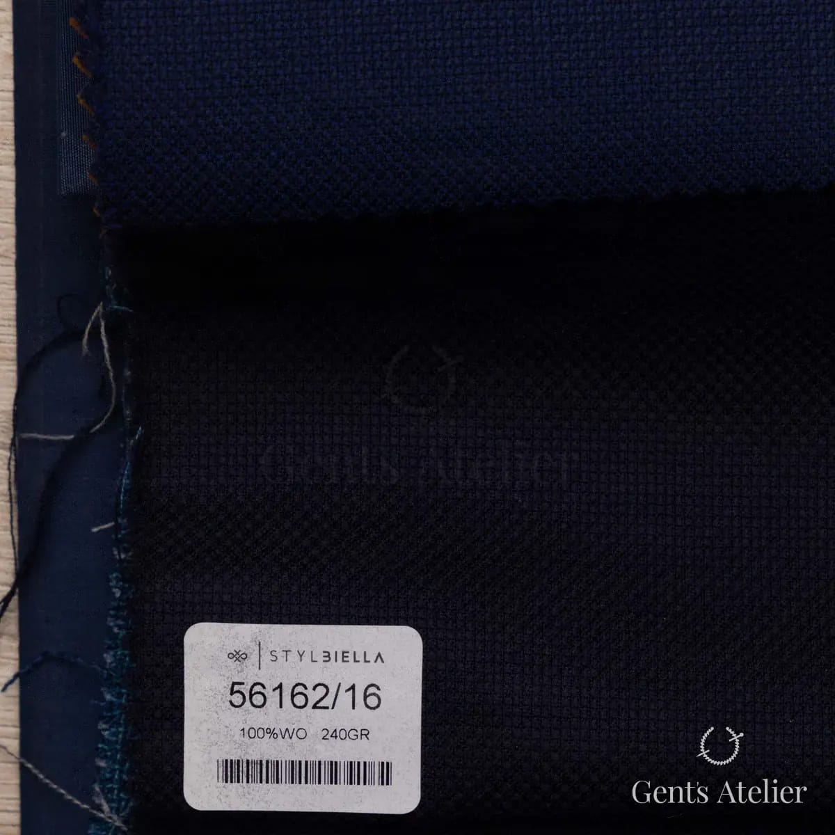 Образец ткани Stylbiella 56162/16 с этикеткой, чёрный