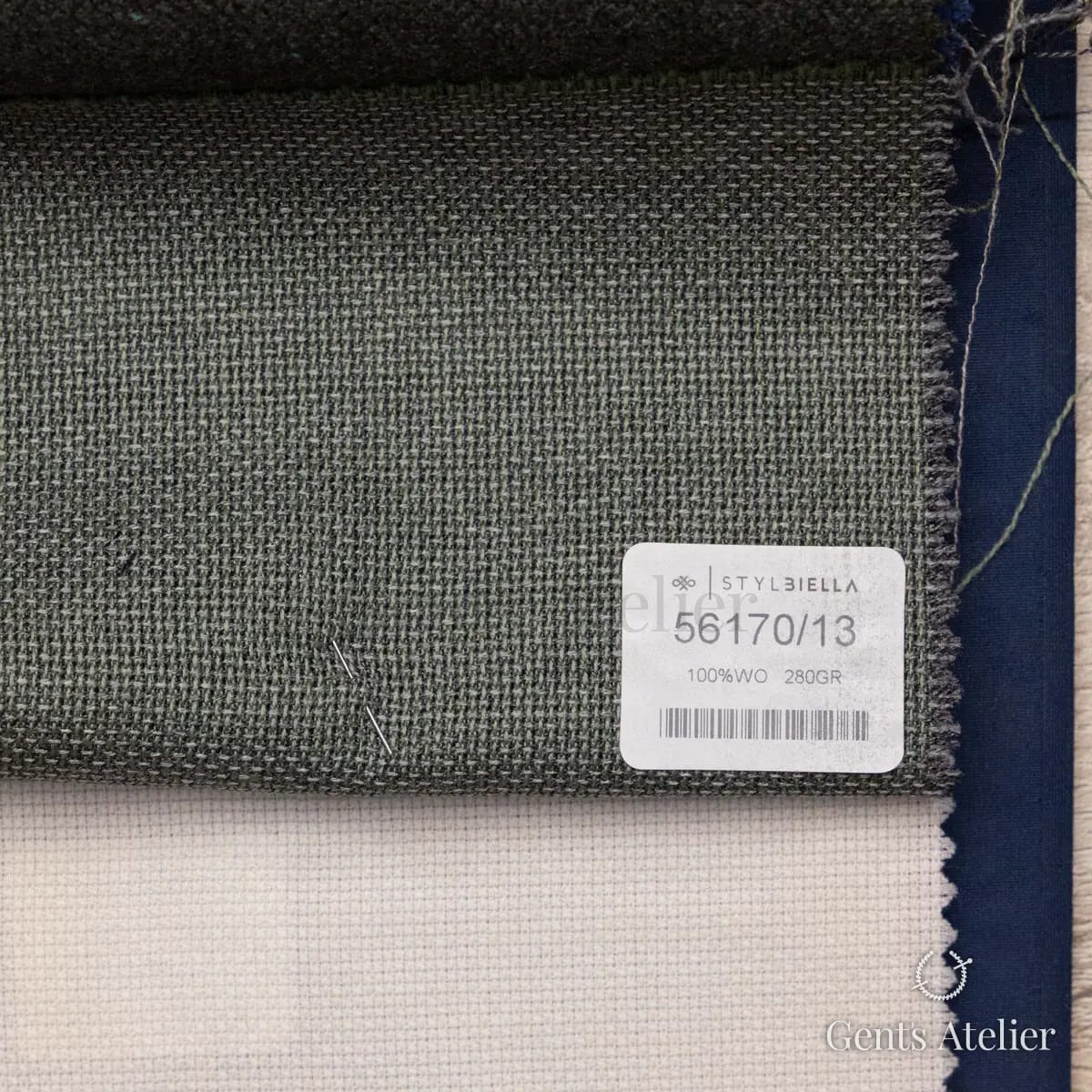 Образец ткани Stylbiella 56170/13 с этикеткой, хаки