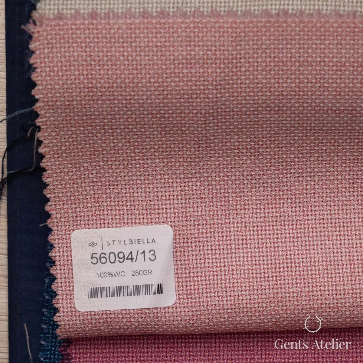 Образец ткани Stylbiella 56094/13 с этикеткой, коралловый