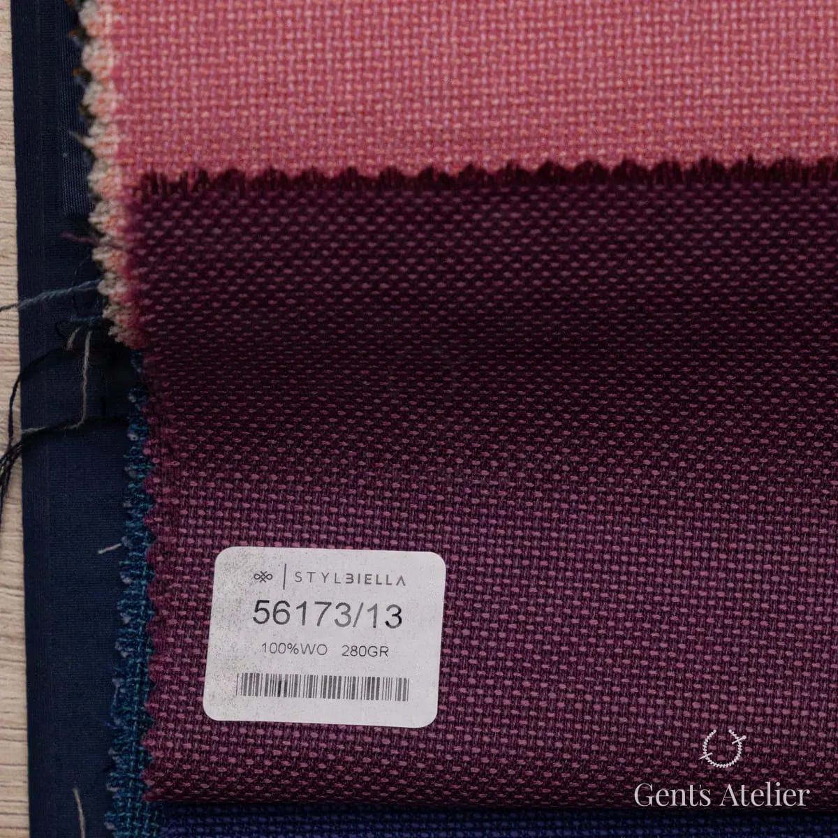 Образец ткани Stylbiella 56173/13 с этикеткой, тёмно-фиолетовый