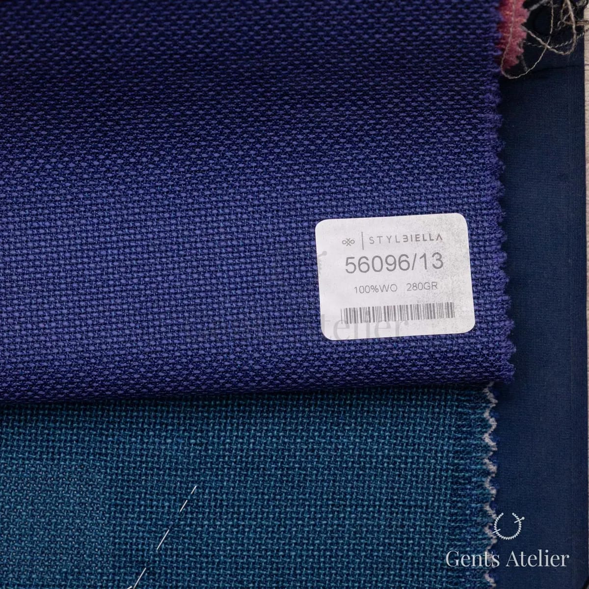 Образец ткани Stylbiella 56096/13 с этикеткой, тёмно-синий