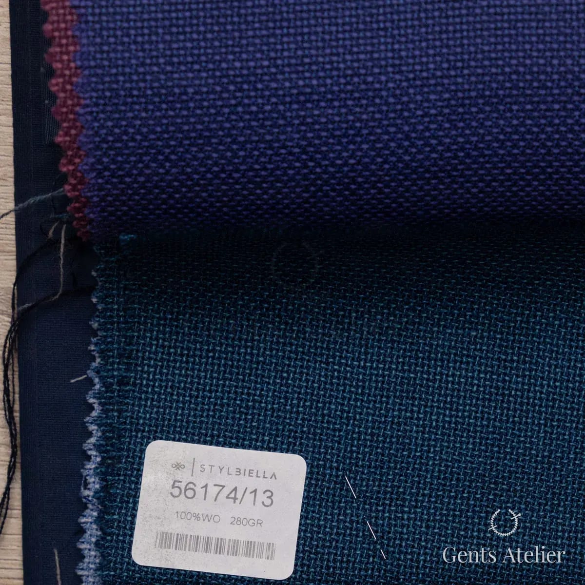 Образец ткани Stylbiella 56174/13 с этикеткой, тёмно-синий