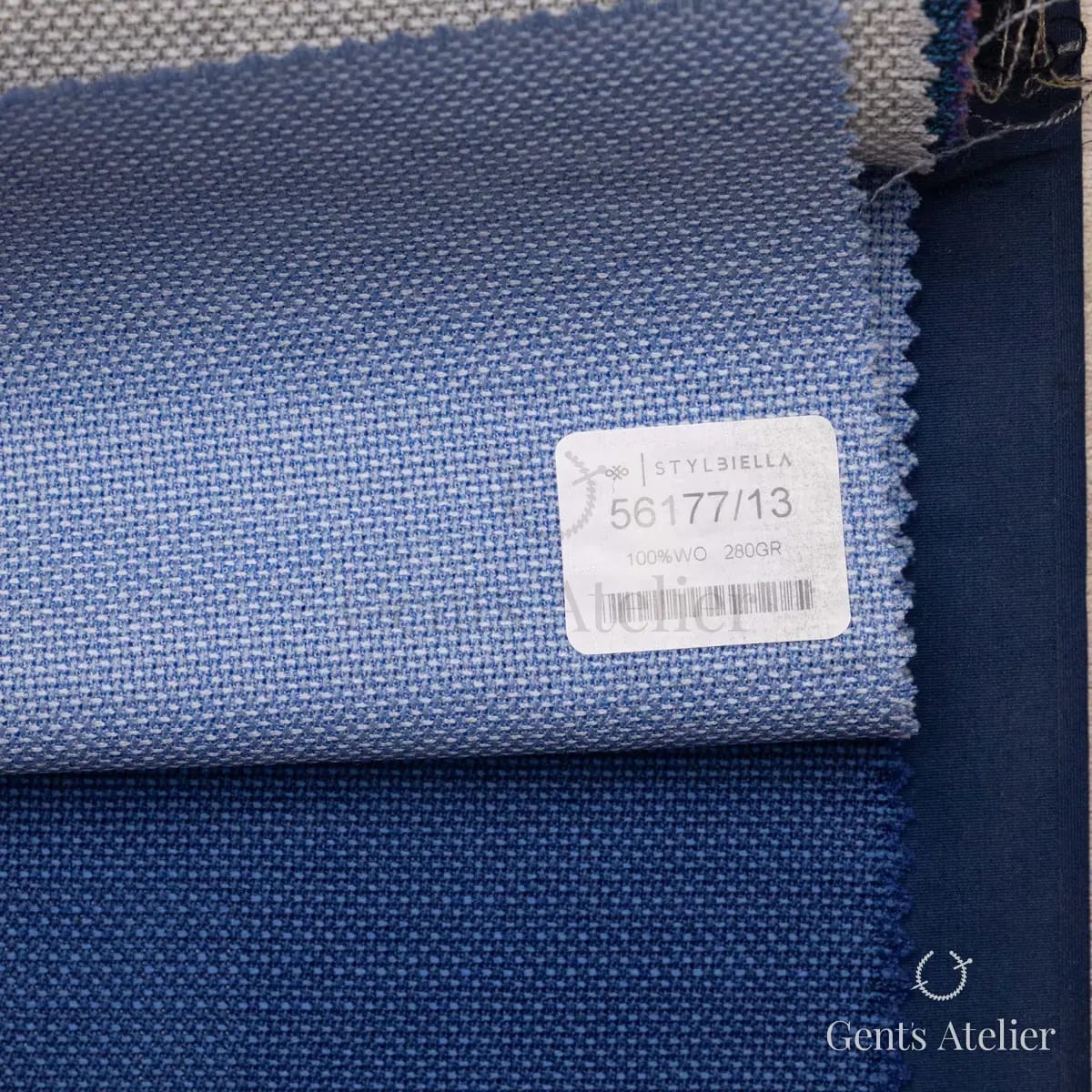 Образец ткани Stylbiella 56177/13 с этикеткой, голубой