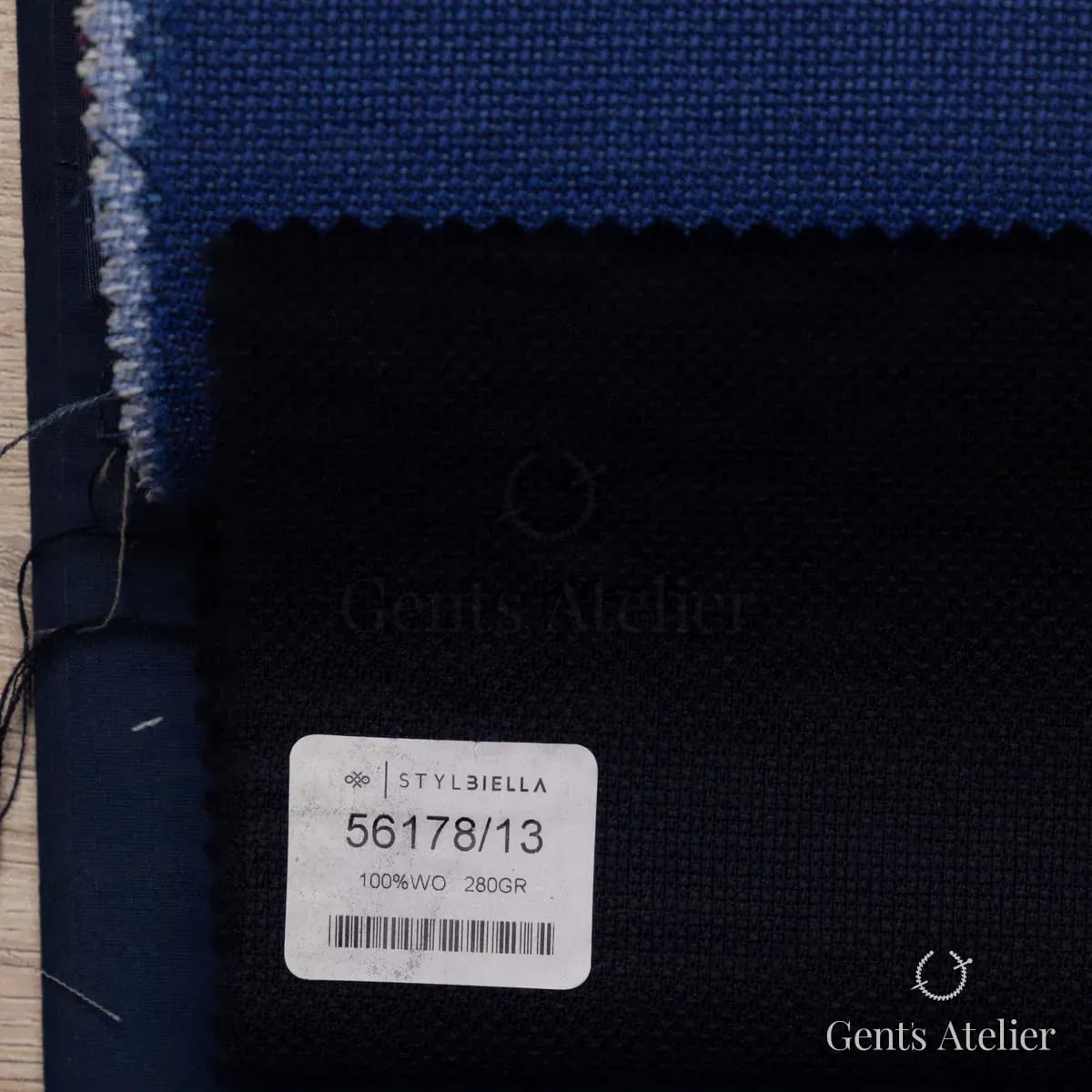Образец ткани Stylbiella 56178/13 с этикеткой, чёрный