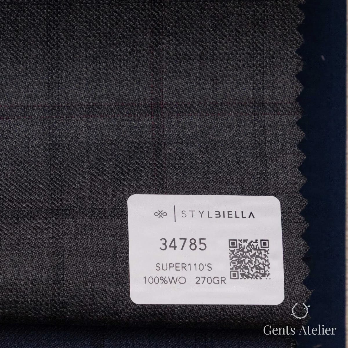 Образец ткани Stylbiella 34785 с этикеткой, тёмно-серый в клетку виндоупейн с тонкой бордовой нитью