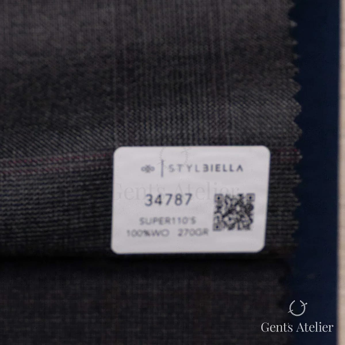 Образец ткани Stylbiella 34787 с этикеткой, тёмно-серый, почти чёрный, в клетку виндоупейн с розово-бордовой нитью