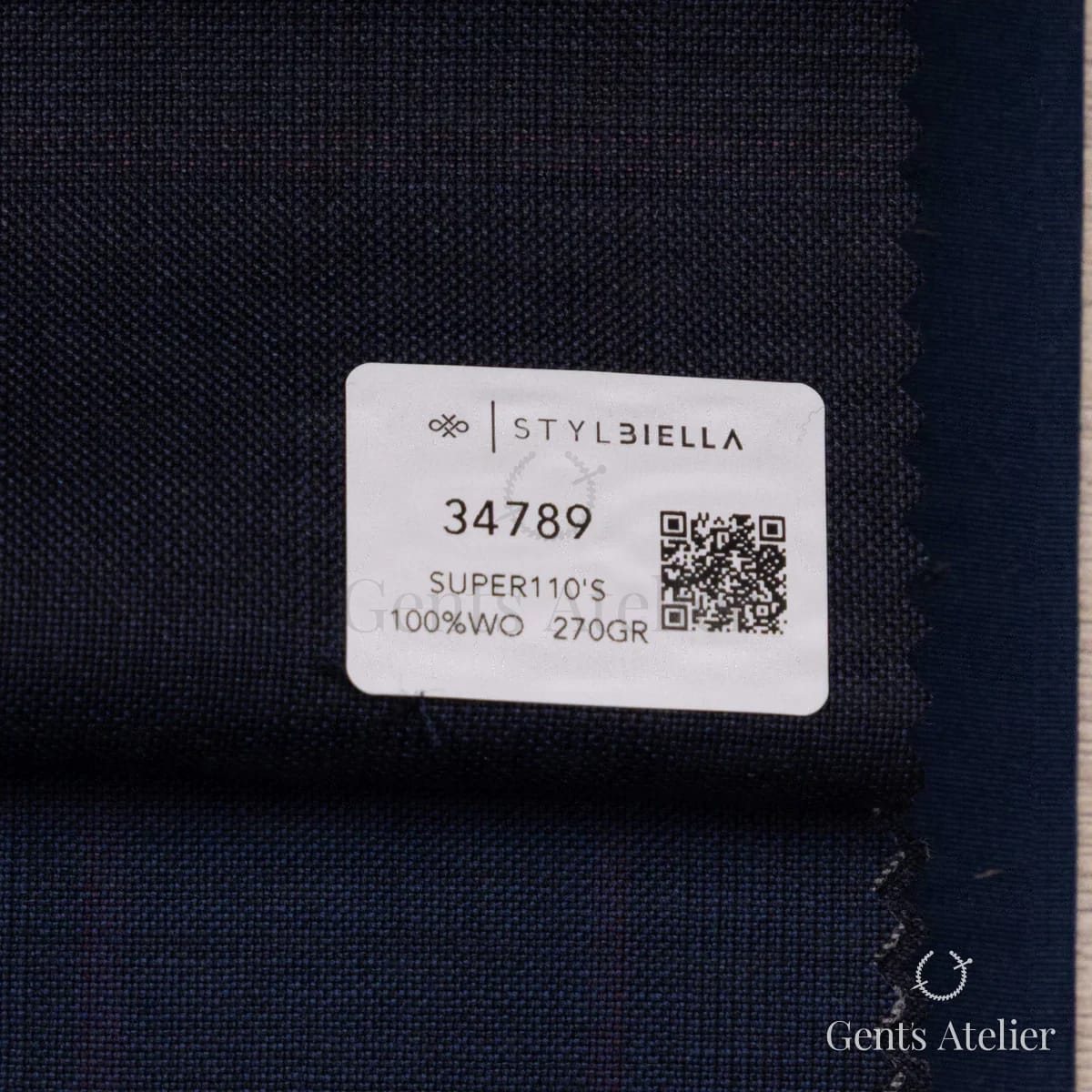 Образец ткани Stylbiella 34789 с этикеткой, тёмно-синий в тонкую бордовую полоску