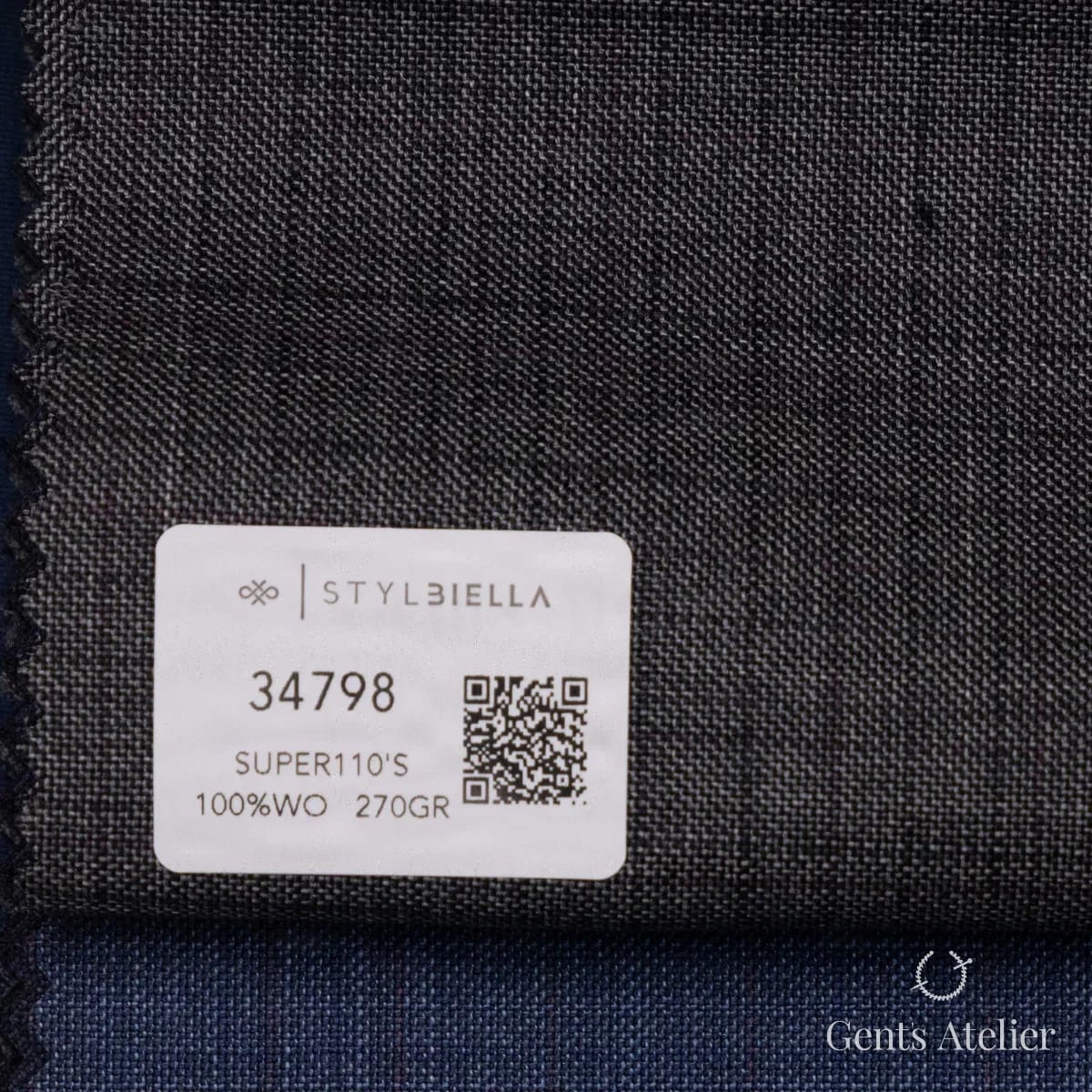 Образец ткани Stylbiella 34798 с этикеткой, тёмно-серый с тонкой едва заметной бордовой полоской