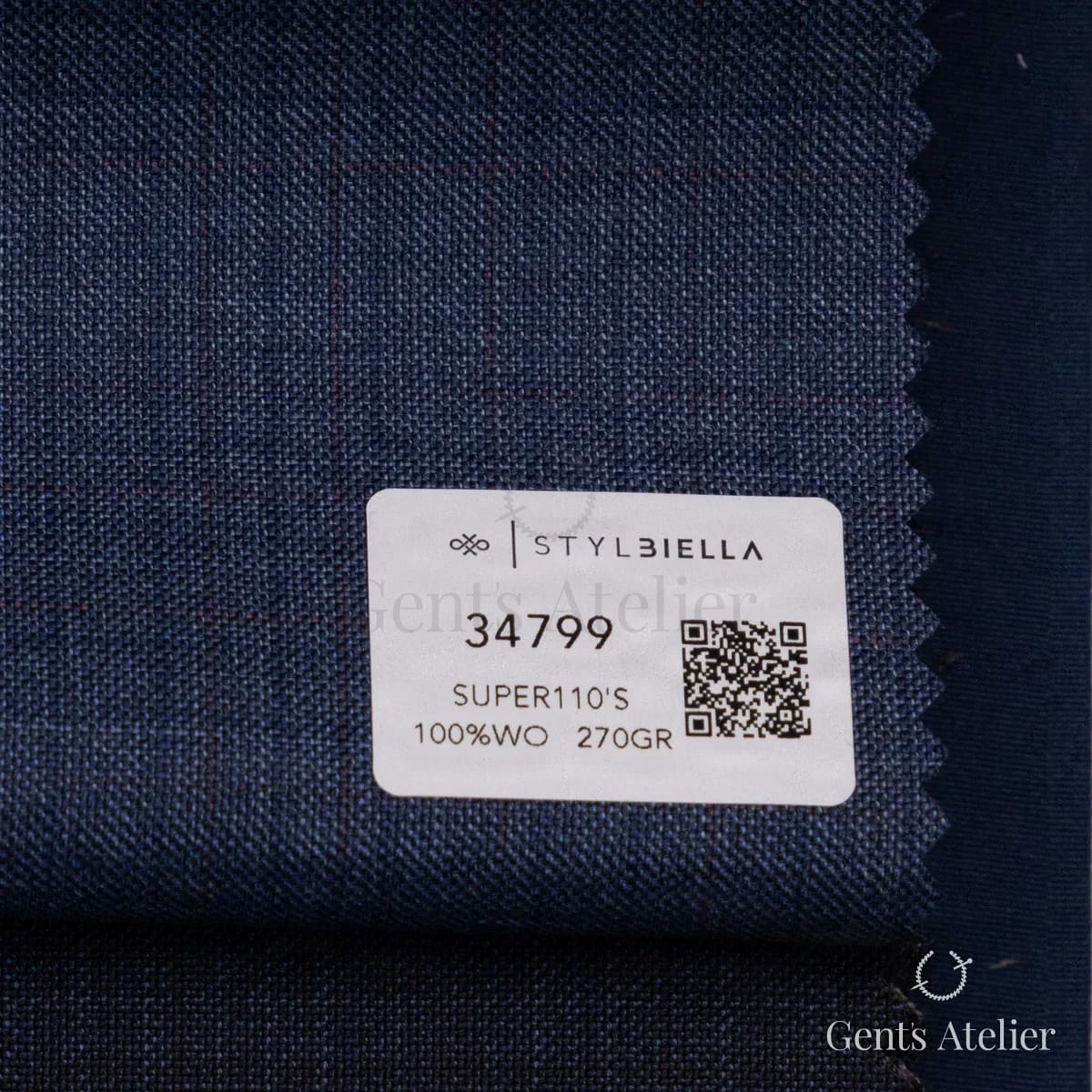 Образец ткани Stylbiella 34799 с этикеткой, тёмно-синий в тонкую оконную клетку с рыжевато-коричневым проблеском