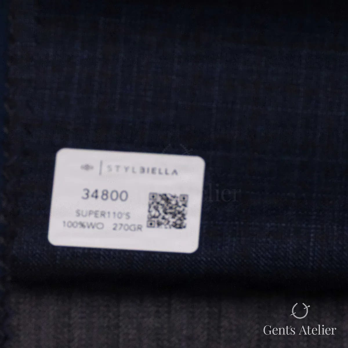 Образец ткани Stylbiella 34800 с этикеткой, тёмно-синий, почти однотонный, с едва различимой оконной клеткой