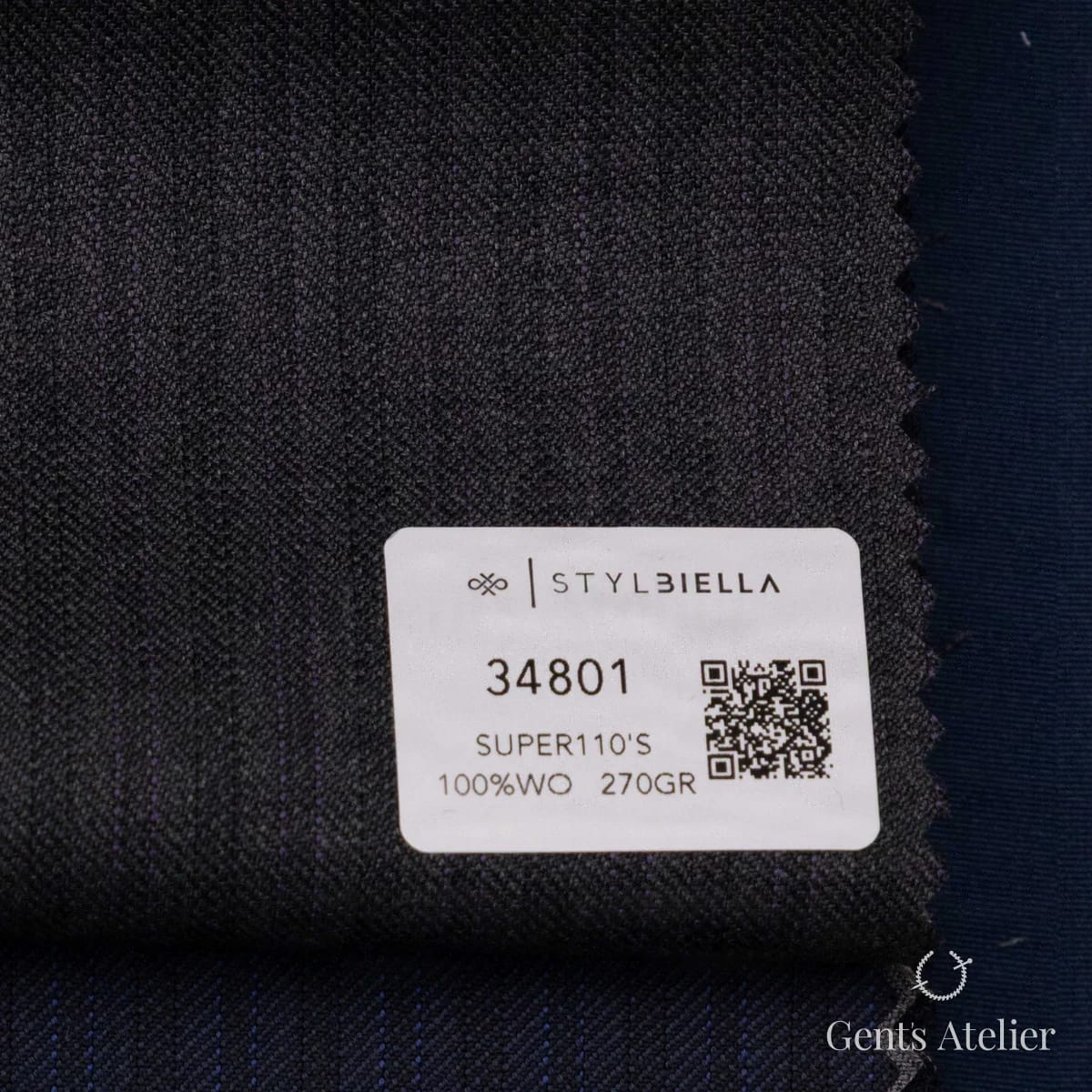 Образец ткани Stylbiella 34801 с этикеткой, тёмно-серый меланж с тонкой фиолетовой полоской