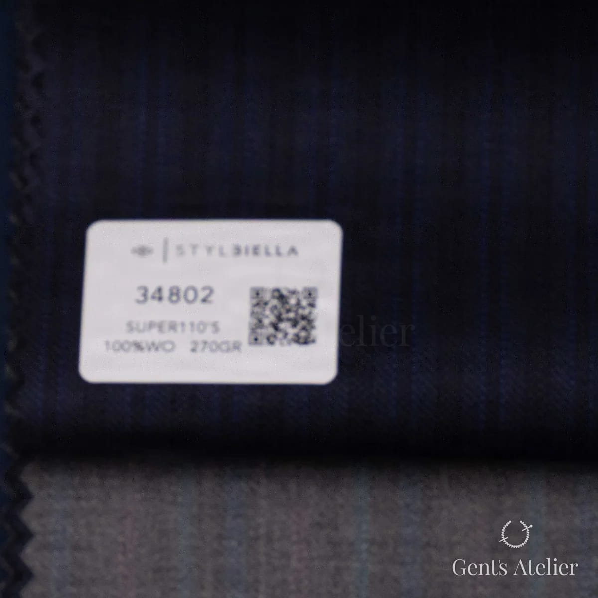 Образец ткани Stylbiella 34802 с этикеткой, тёмно-синий, почти чёрный, с голубой полоской