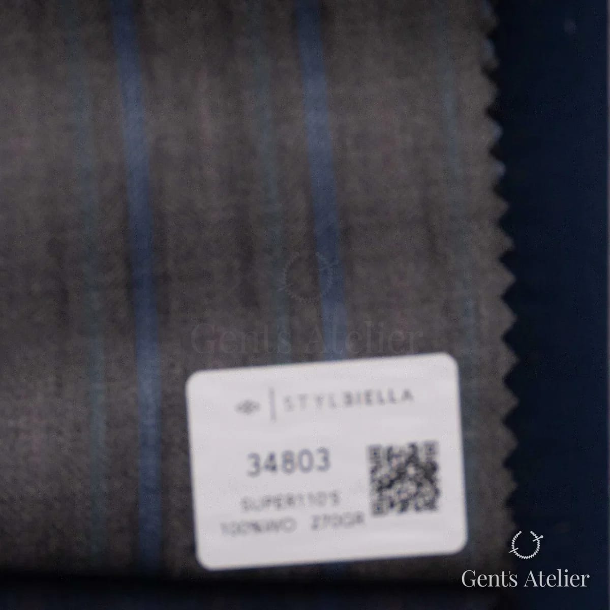 Образец ткани Stylbiella 34803 с этикеткой, серый с разноцветной полоской (синяя, бирюзовая, лиловая)