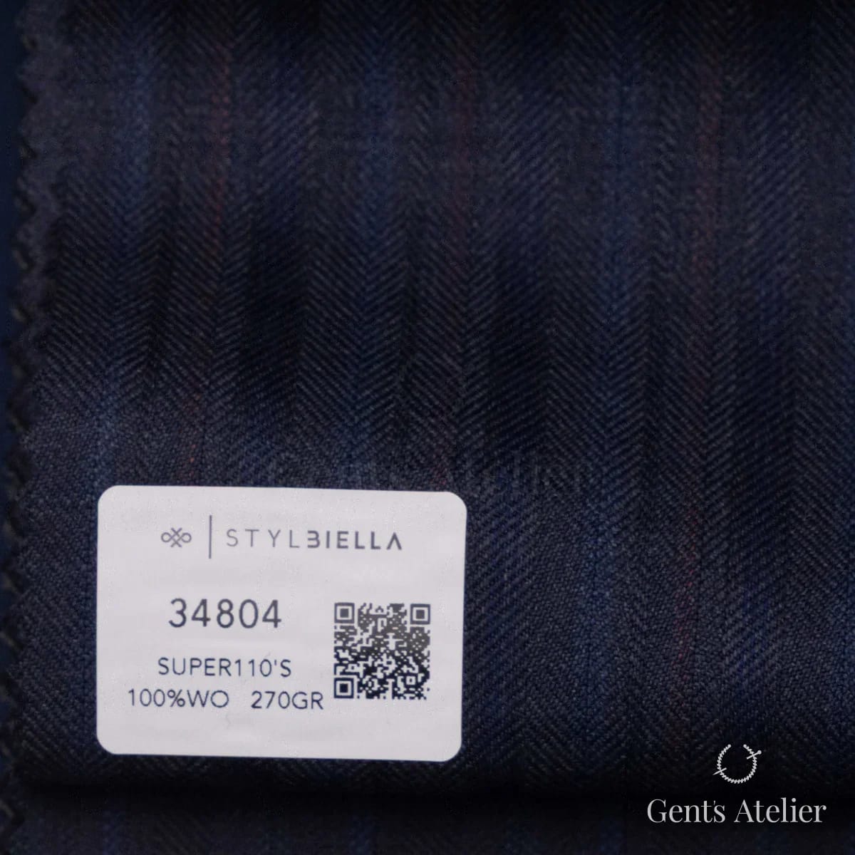 Образец ткани Stylbiella 34804 с этикеткой, тёмно-синий в мелкую ёлочку с едва заметной цветной ниткой