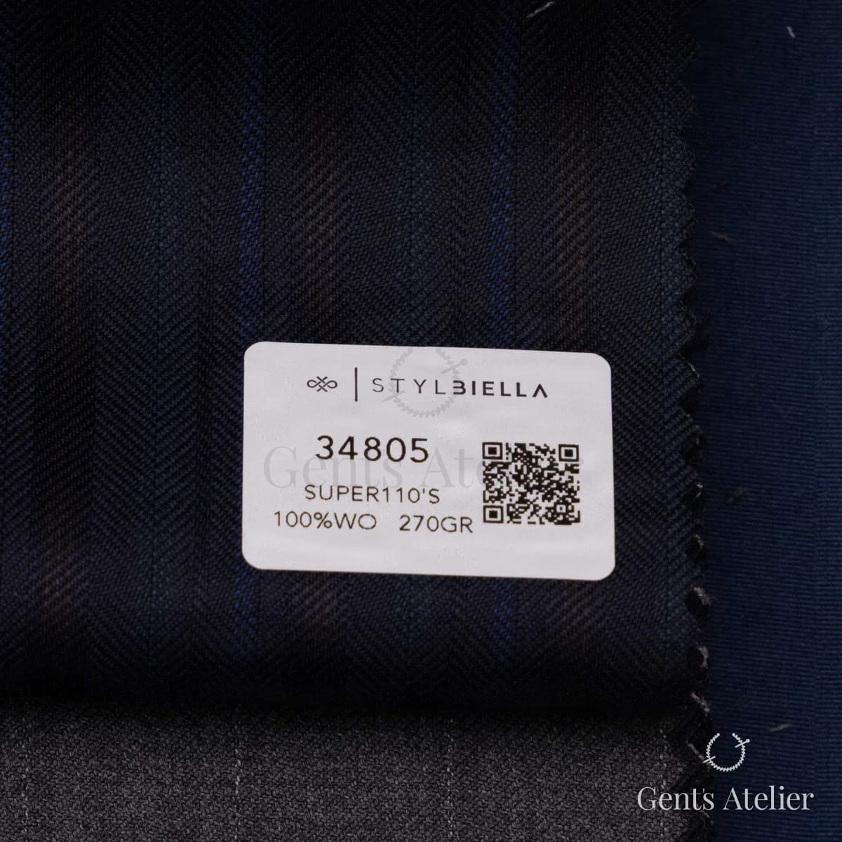 Образец ткани Stylbiella 34805 с этикеткой, тёмно-синий, почти чёрный, мелкая елочка с голубой полоской