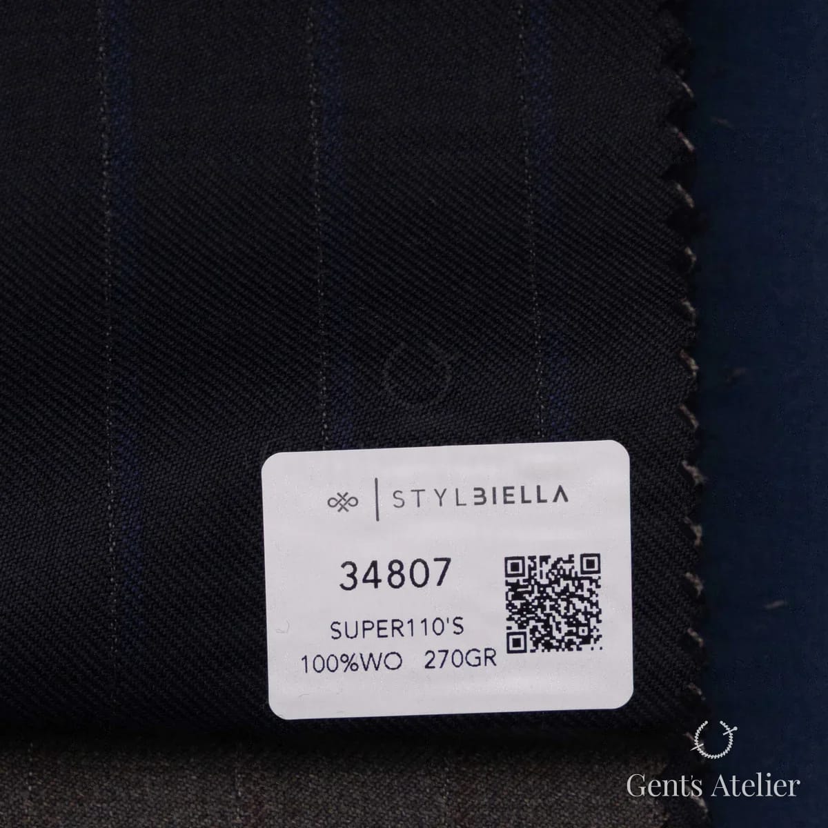 Образец ткани Stylbiella 34807 с этикеткой, тёмно-синий в белую и голубую полоску