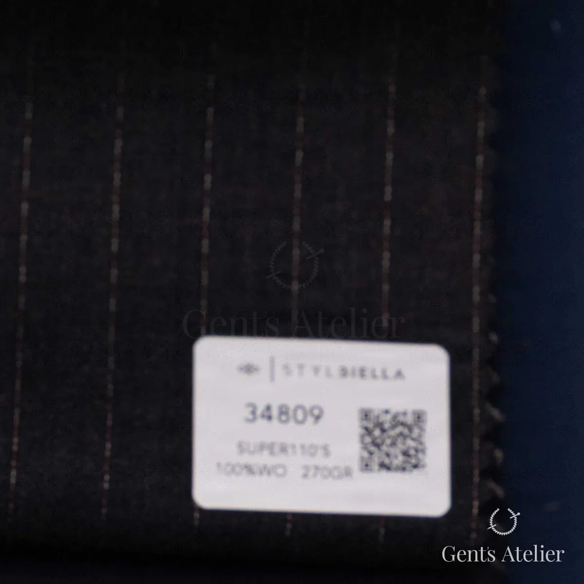 Образец ткани Stylbiella 34809 с этикеткой, тёмно-серый, почти чёрный, в тонкую полоску с бордовым просновком