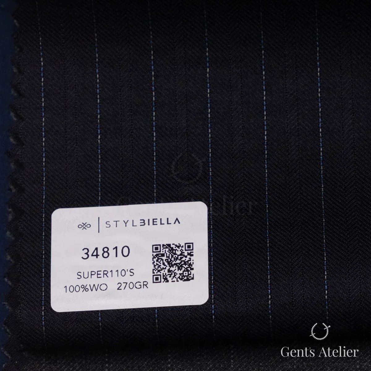 Образец ткани Stylbiella 34810 с этикеткой, тёмно-синий в тонкую полоску