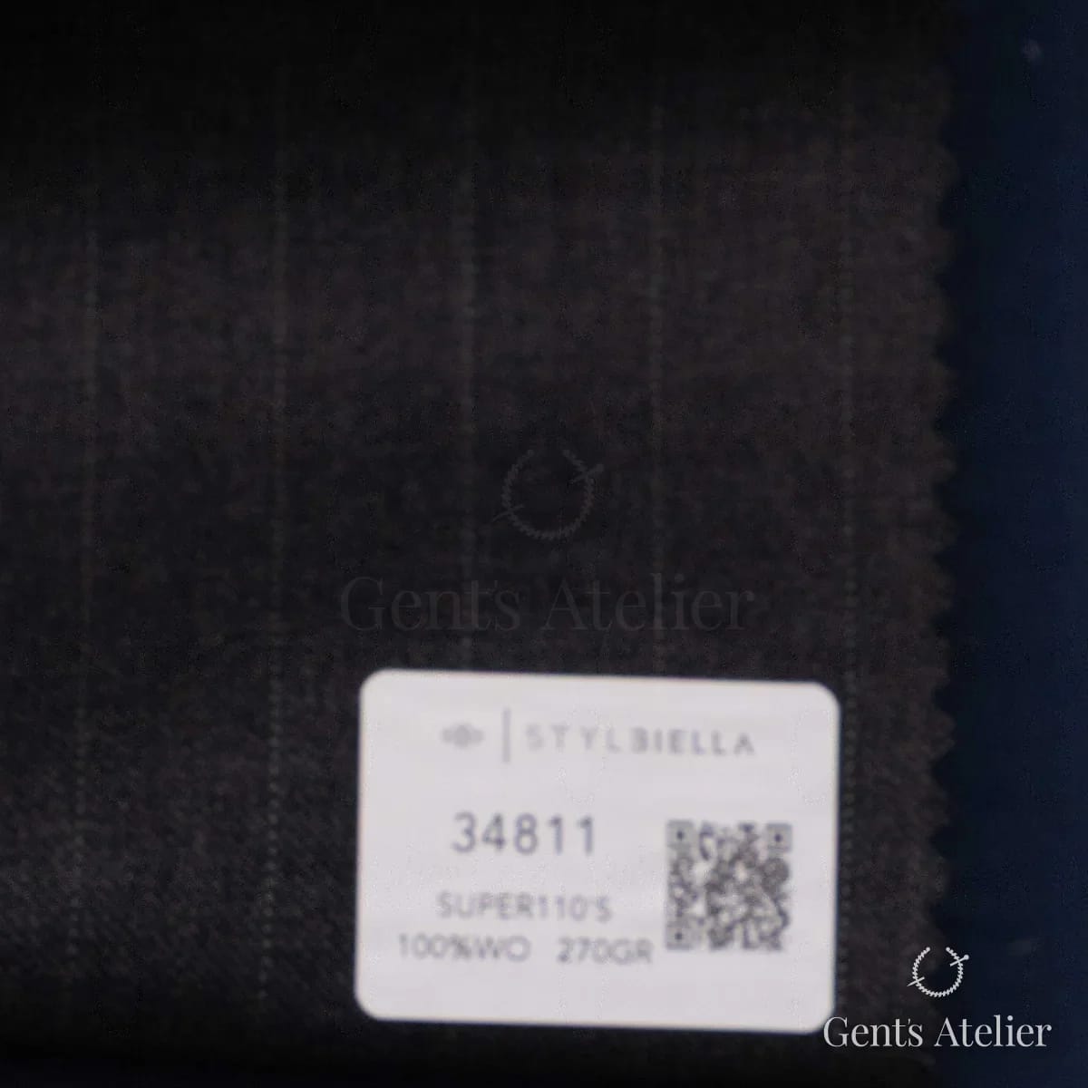 Образец ткани Stylbiella 34811 с этикеткой, тёмно-серый в тонкую полоску