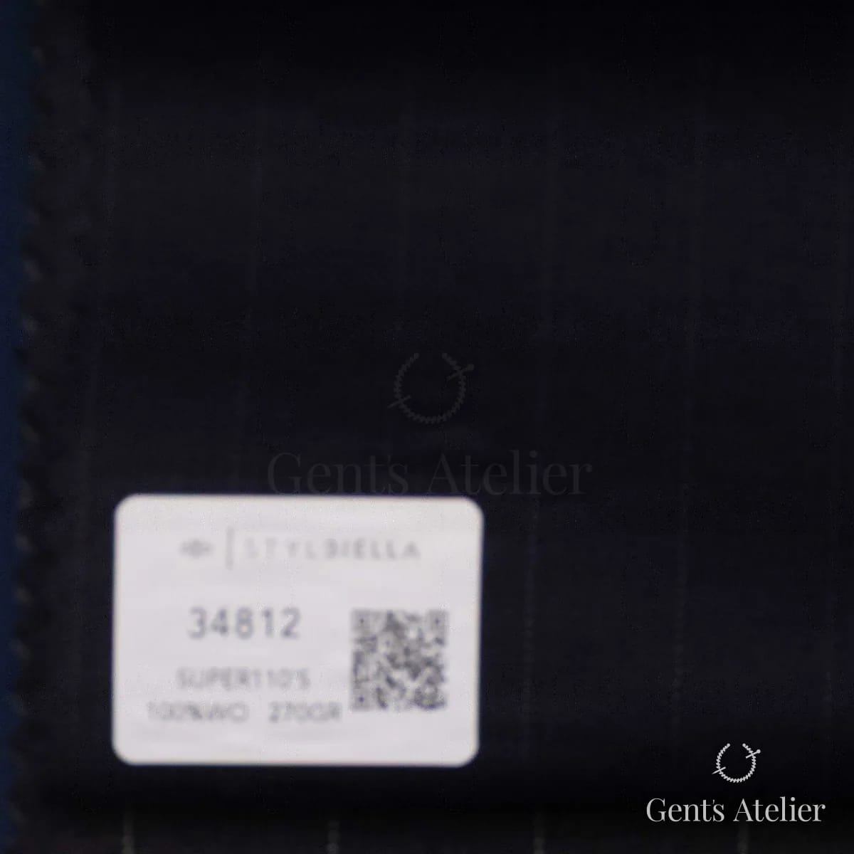 Образец ткани Stylbiella 34812 с этикеткой, тёмно-синий, почти чёрный, в тонкую полоску