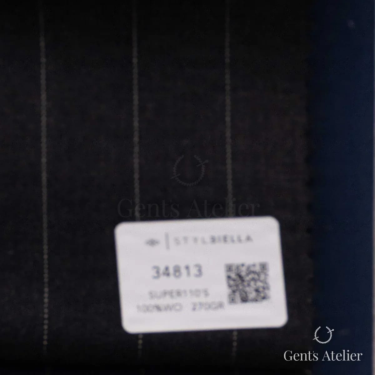 Образец ткани Stylbiella 34813 с этикеткой, тёмно-синий, почти чёрный, в тонкую белую полоску