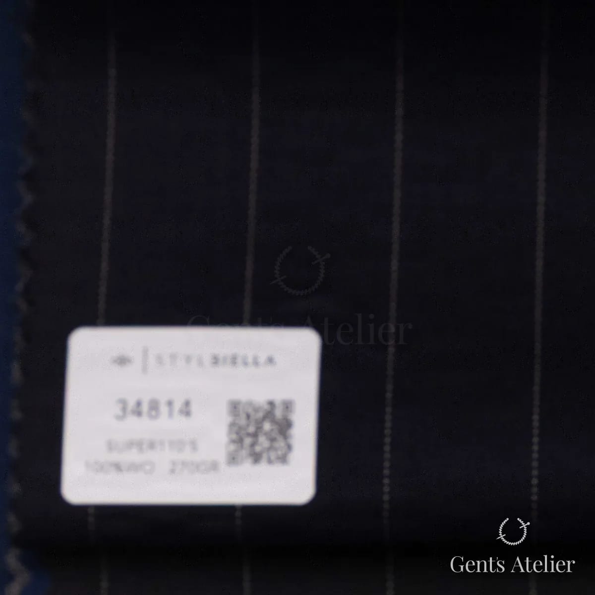 Образец ткани Stylbiella 34814 с этикеткой, тёмно-синий, почти чёрный, в тонкую белую полоску