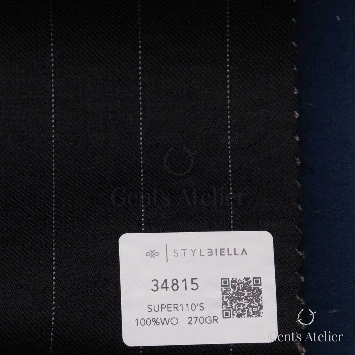 Образец ткани Stylbiella 34815 с этикеткой, угольно-чёрный с тонкой серой полоской