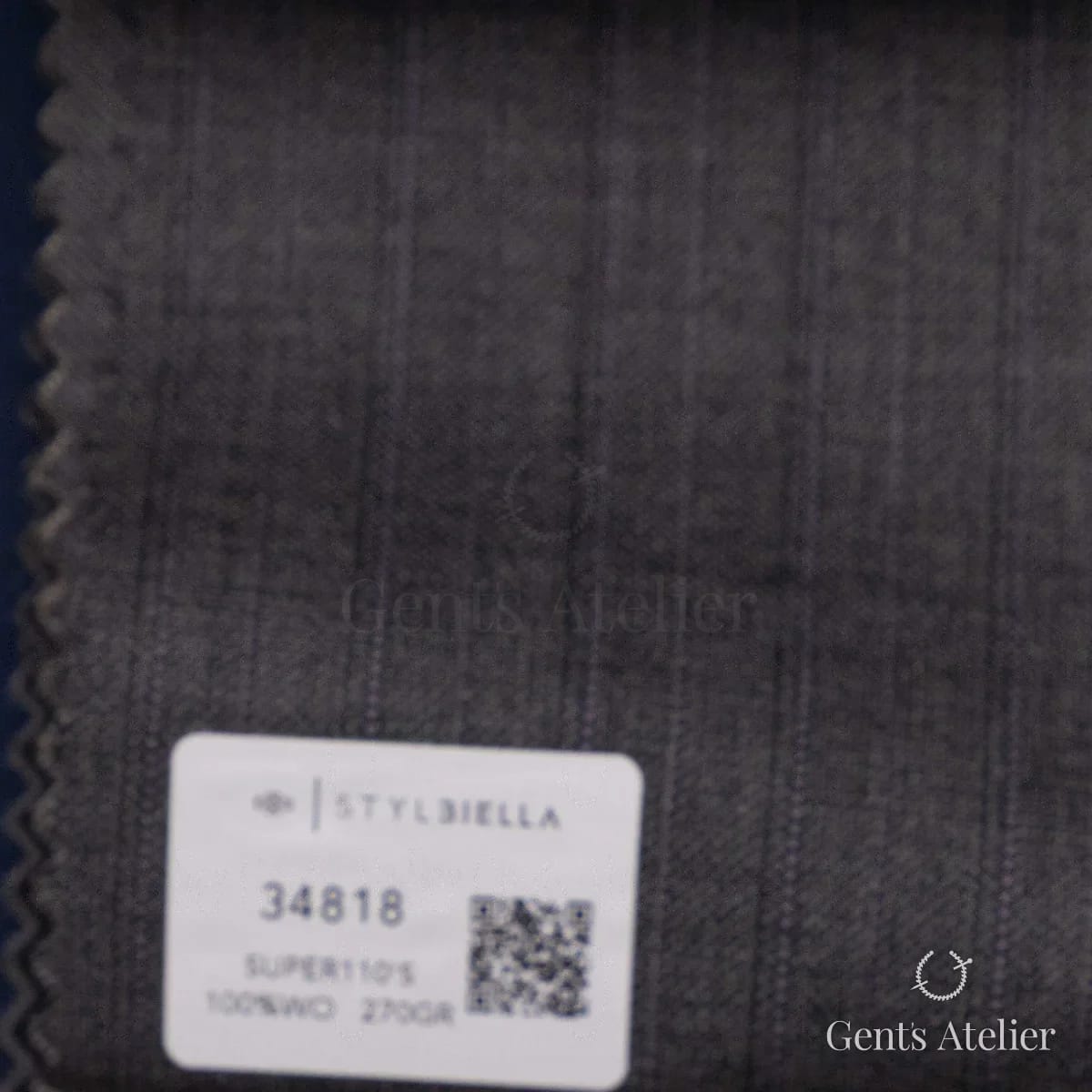 Образец ткани Stylbiella 34818 с этикеткой, тёмно-серый в фиолетовую полоску