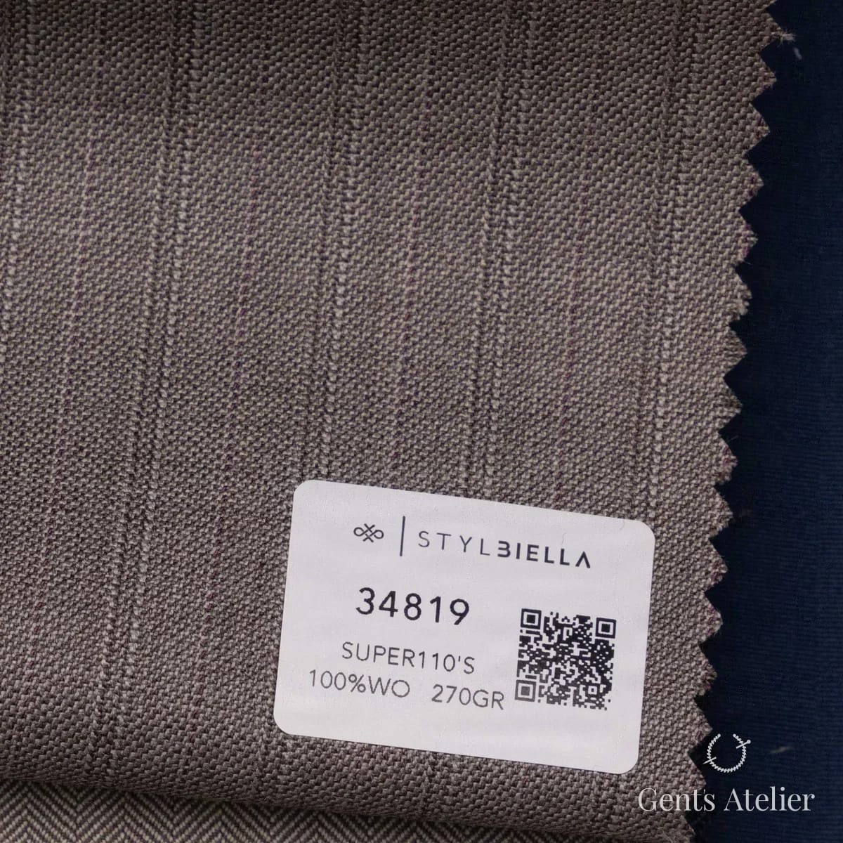 Образец ткани Stylbiella 34819 с этикеткой, серо-лиловый в бордовую полоску