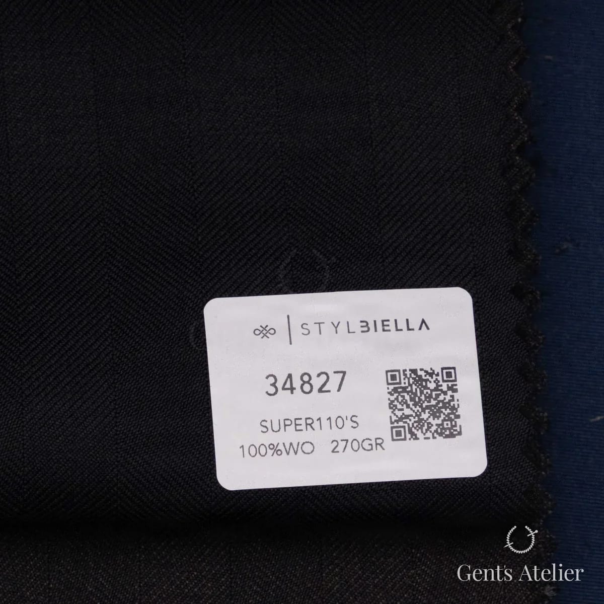 Образец ткани Stylbiella 34827 с этикеткой, угольно-чёрный с коричневым отливом, ёлочка
