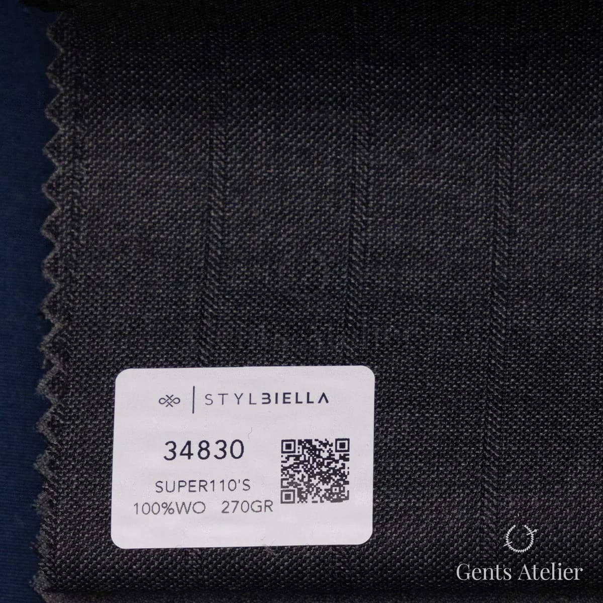 Образец ткани Stylbiella 34830 с этикеткой, тёмно-серый (антрацит) в ёлочку с вертикальными группами