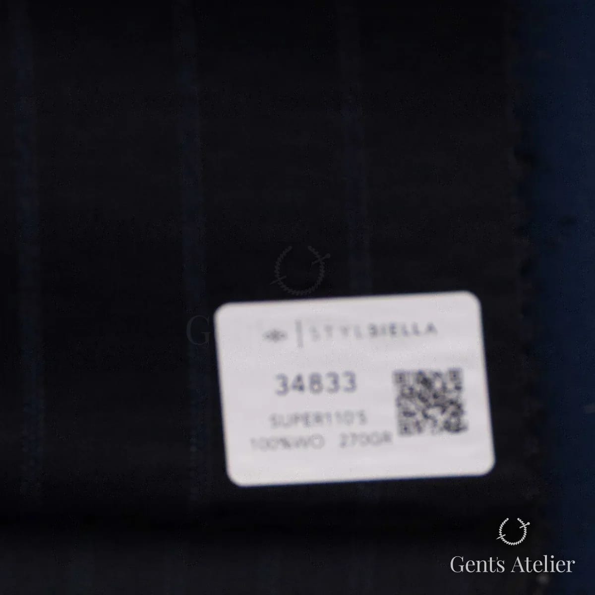 Образец ткани Stylbiella 34833 с этикеткой, тёмно-синий, почти чёрный, в тонкую полоску
