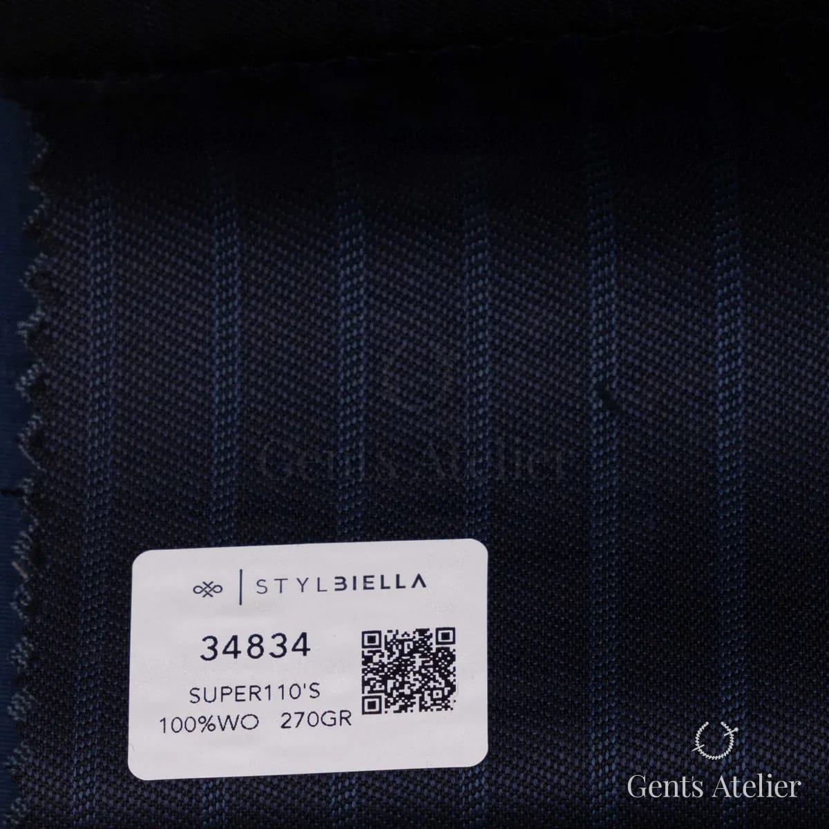 Образец ткани Stylbiella 34834 с этикеткой, тёмно-синий в тонкую полоску