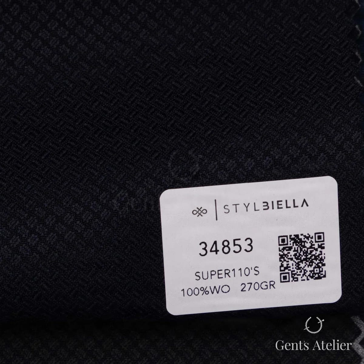 Образец ткани Stylbiella 34853 с этикеткой, тёмно-синий, почти чёрный, с мелкой тональной фактурой переплетения