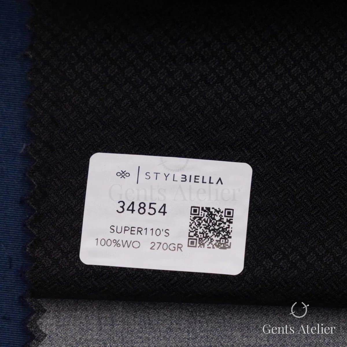Образец ткани Stylbiella 34854 с этикеткой, чёрный с тёмно-серым рисунком ёлочка