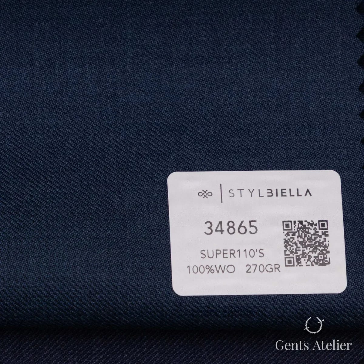 Образец ткани Stylbiella 34865 с этикеткой, тёмно-синий однотонный с диагональным твиловым переплетением