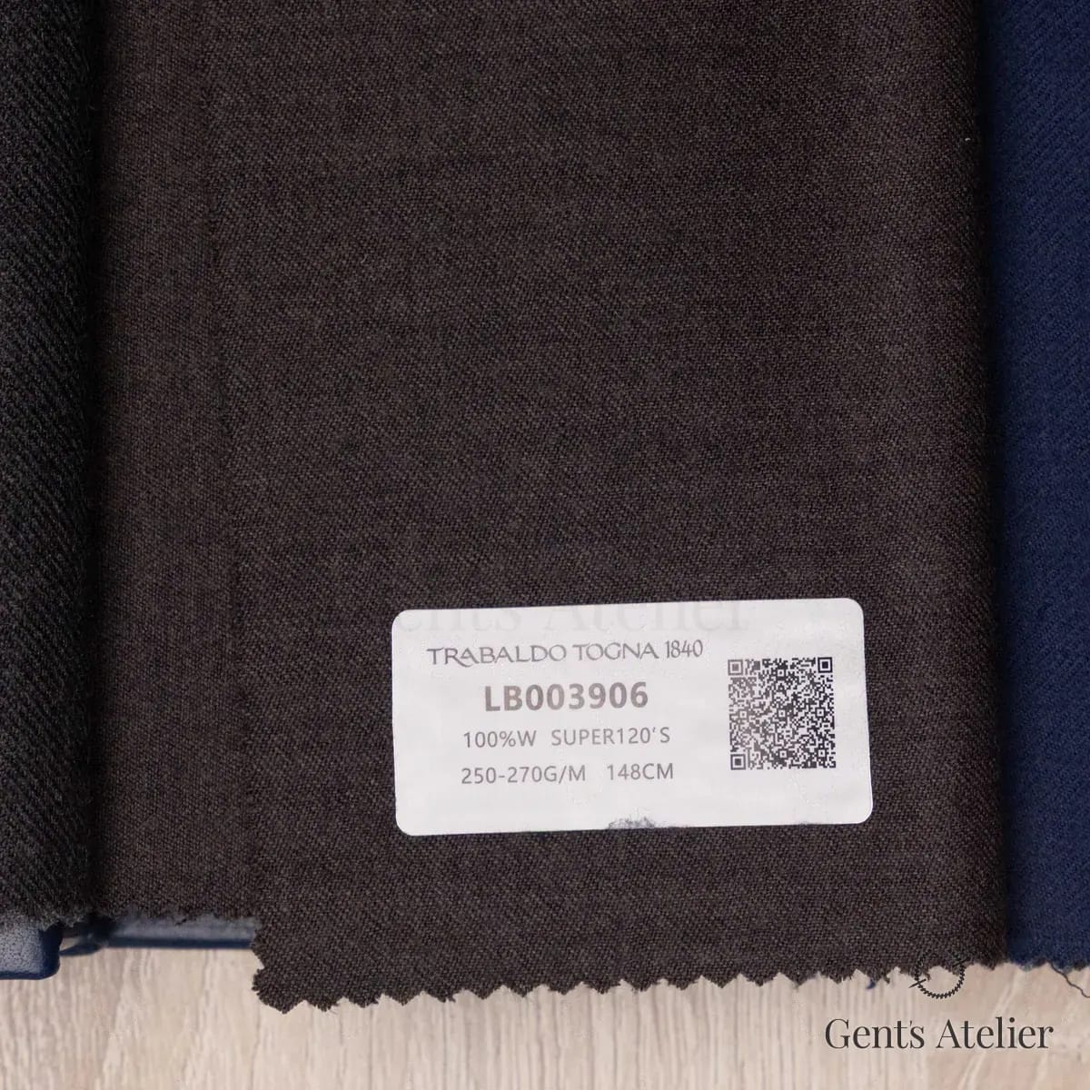 Образец ткани Trabaldo Togna LB003906 с этикеткой, тёмно-коричневый