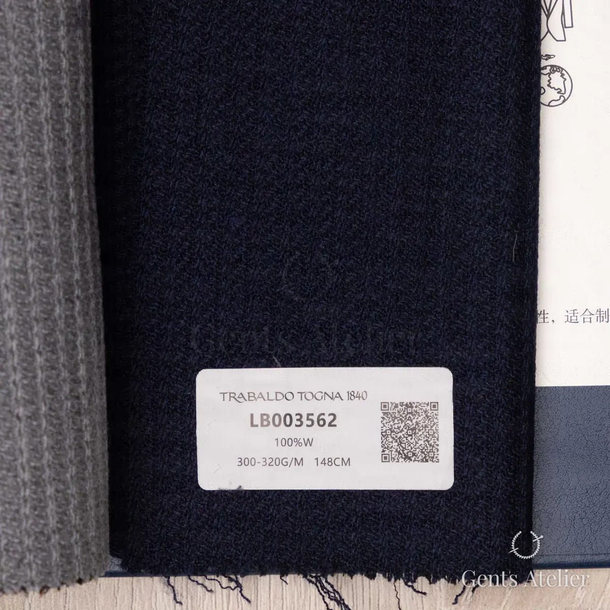 Образец ткани Trabaldo Togna LB003562 с этикеткой, тёмно-синий