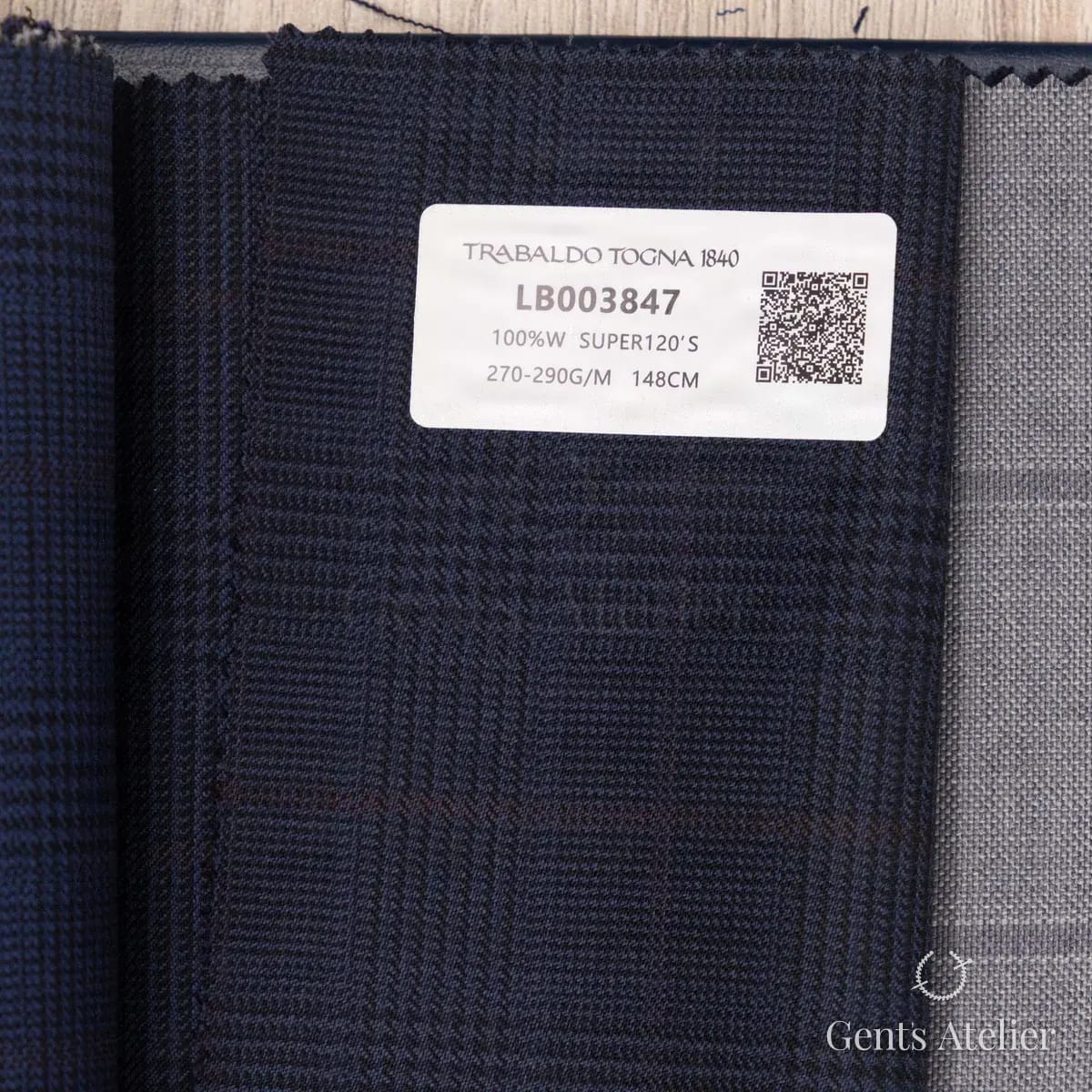 Образец ткани Trabaldo Togna LB003847 с этикеткой, тёмно-синий
