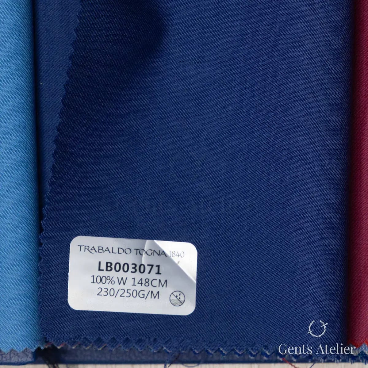 Образец ткани Trabaldo Togna LB003071 с этикеткой, тёмно-синий