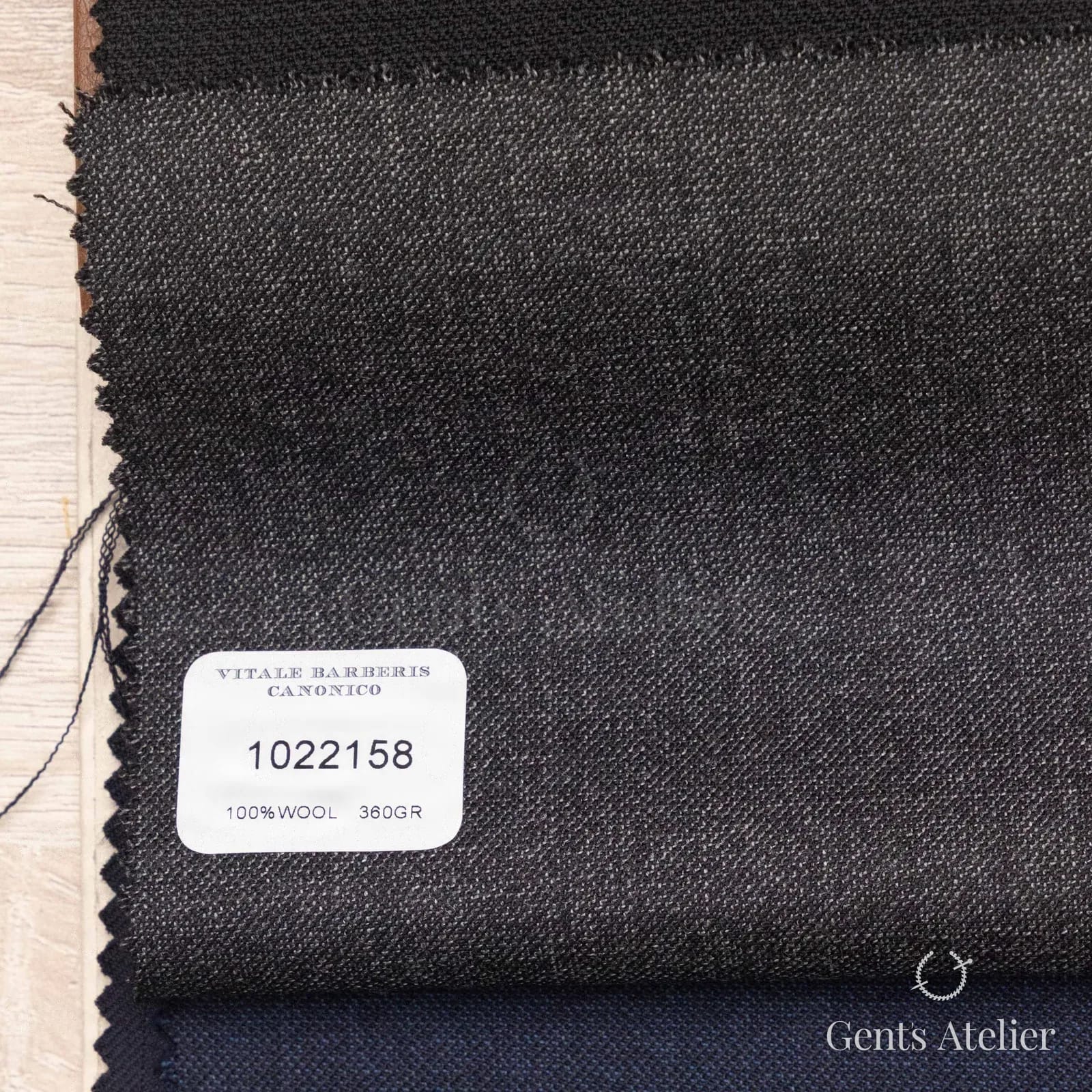 Образец ткани Vitale Barberis Canonico 1022158 с этикеткой, тёмно-серый