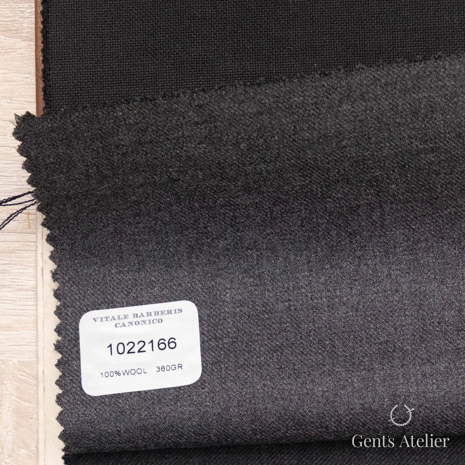 Образец ткани Vitale Barberis Canonico 1022166 с этикеткой, тёмно-серый