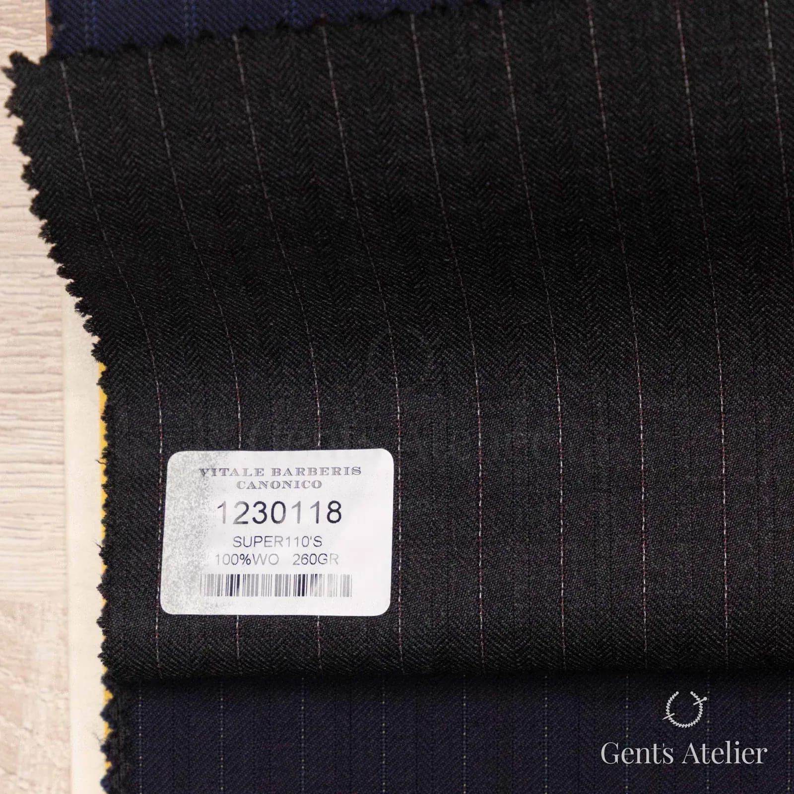 Образец ткани Vitale Barberis Canonico 1230118 с этикеткой, чёрный с полосой